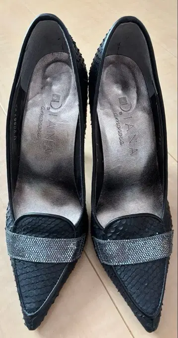 DIANA 블랙 펌프스 비쥬 장식 다이애나