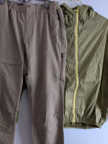 후드 부착 자켓과 팬츠 셋업