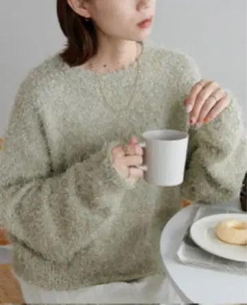 푹신푹신 소재의 그레이 긴팔 니트