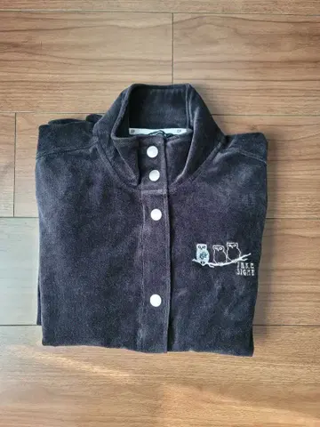 ZOY 네이비 컬러 버튼 포함