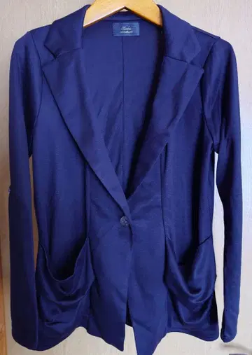 CLOCHE의 블랙 버튼 부착 자켓