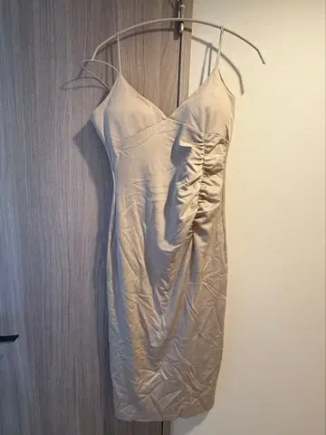 베이지 슬립 드레스 개더 포함