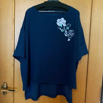 비비안 탐 루즈핏 디자인 자수 상의