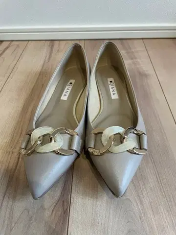 DIANA 그레이 플랫슈즈 펌프스 22.5cm 베이지 금장 장식