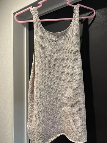 화이트 계열 니트 슬리브리스 상의