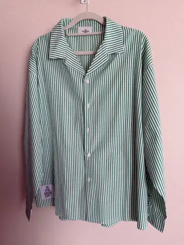 오토바나 그린과 화이트 스트라이프 긴팔 셔츠