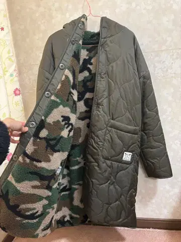 올리브 그린 퀼팅 자켓 후드 부착 리버서블 카모 패턴