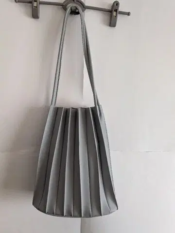 그레이 플리츠 디자인 숄더백