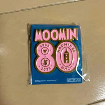 무민 80주년 핀 배지