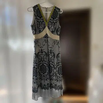 GRACE 꽃무늬 자수 슬리브리스 원피스