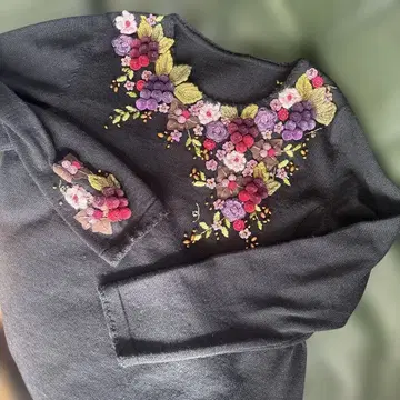 블랙 꽃무늬 자수 긴팔 니트