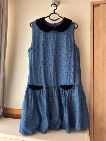 파란색 도트 무늬 슬리브리스 원피스
