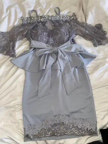 오프숄더 라이트 그레이 드레스