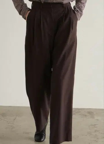 CLANE BASIC TUCK PANTS