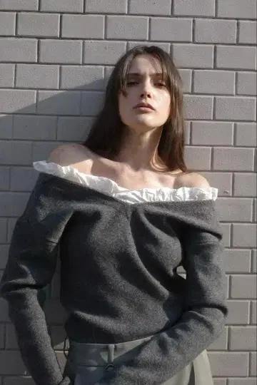 [택 포함 새상품] CLANE FRILL V NECK KNIT GRAY