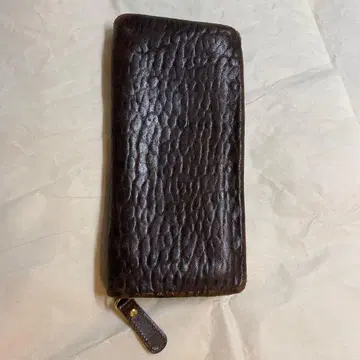 다크 브라운 엠보 가죽 장지갑