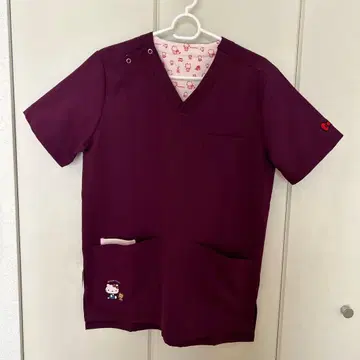 헬로키티 스크럽 흰 옷 버건디