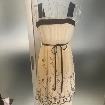 화이트 자수 슬리브리스 원피스