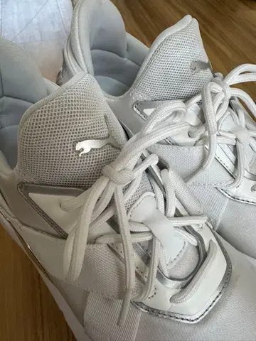 Puma 화이트 스니커즈