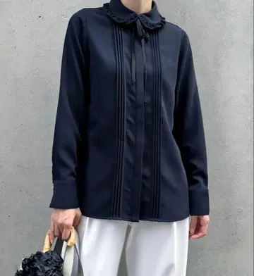 아메노치하레 라운드 프릴 칼라 핀턱 블라우스