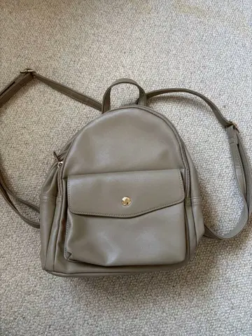 베이지 프론트 포켓 부착 백팩