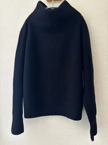 두지엠 클라세 보틀넥 립 니트 블랙