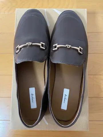 tukn. 브라운 로퍼 골드 장식 포함