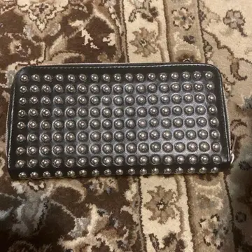 스터드 장식 블랙 장지갑