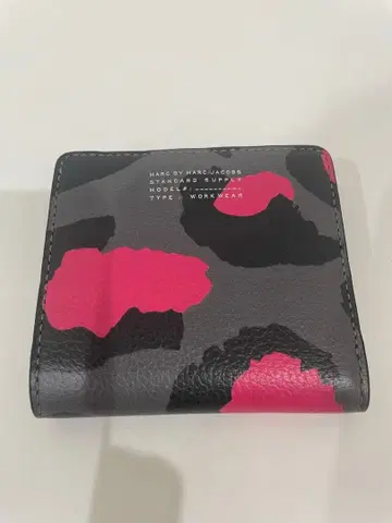 최종 가격 인하 MARC BY MARC JACOBS 접이식 지갑