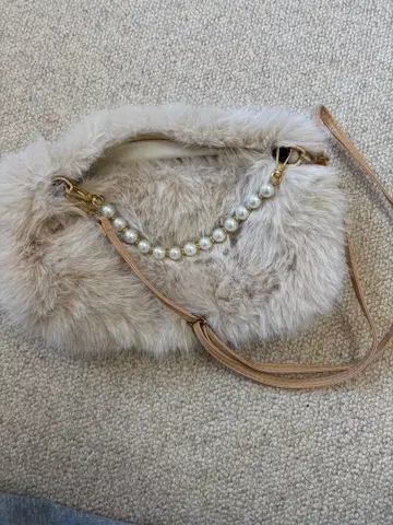 퍼 숄더백 베이지