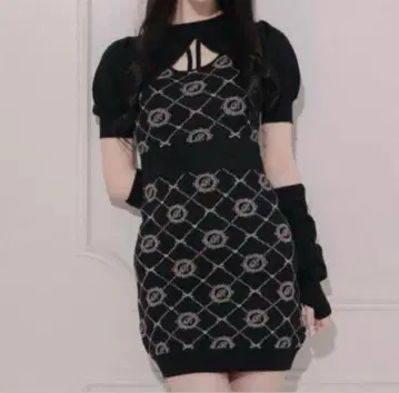 pium 모노그램 컷 아웃 니트 원피스 블랙