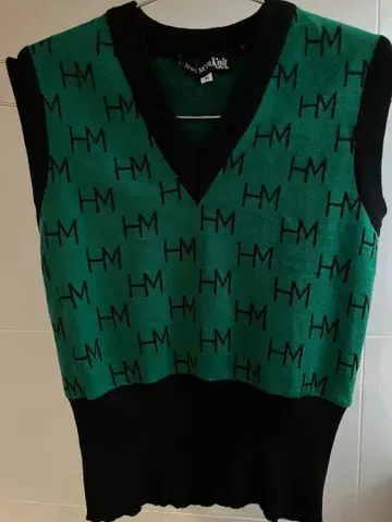 하나에모리 그린 V넥 니트 베스트 고급스럽고 엘레강트한 디자인