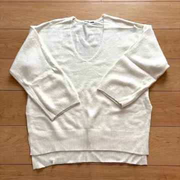 프레디(노리즈) 화이트 V넥 스웨터