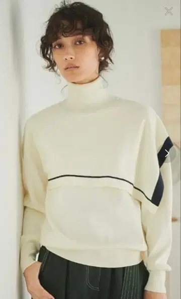 CAST: 라인 하이넥 니트 아이보리 x 네이비 새상품급