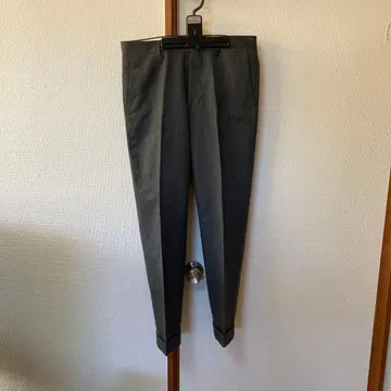 그레이 슬랙스 백 포켓 부착