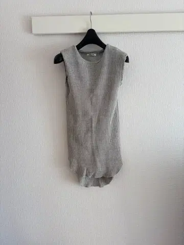 FUMIKA UCHIDA 슬리브리스 상의 그레이