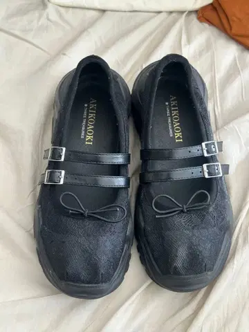 AKIKO AOKI 블랙 로퍼 더블 스트랩