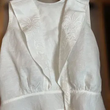 자수 장식 화이트 린넨 슬리브리스
