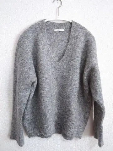 맥피 V넥 니트 그레이 모헤어 혼방 새상품급