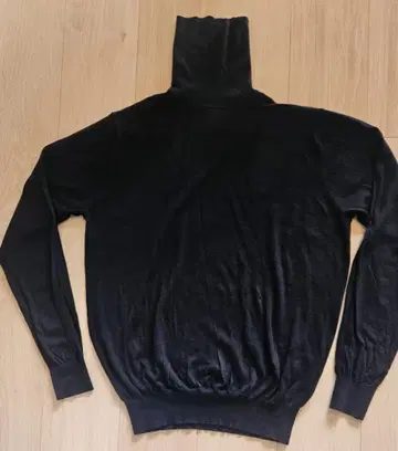 다크 네이비 메리노울 터틀넥 스웨터