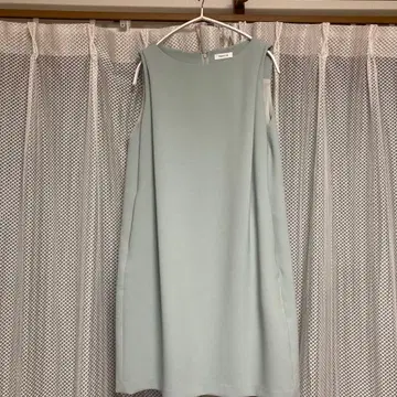 라이트 그레이 슬리브리스 무릎 기장 원피스