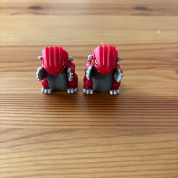 그라돈 피규어 2체 세트