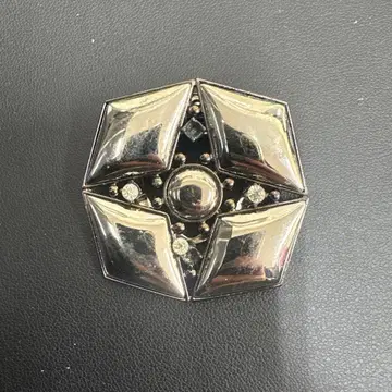 육각형 메탈 브로치 크리스탈풍 장식 포함