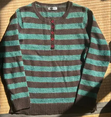 브라운과 그린 스트라이프 니트 스웨터
