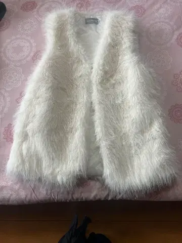 FREE PLUME 화이트 퍼 베스트