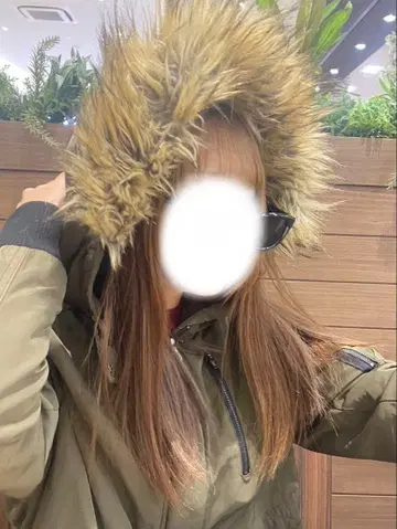 올리브색 퍼 달린 밀리터리 코트