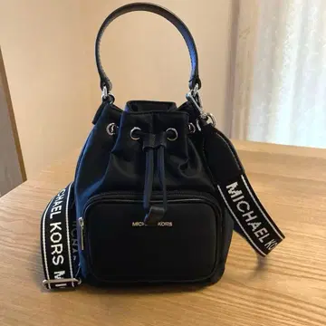 새상품급 마이클코어스 버킷 복조리백 스몰 나일론 블랙