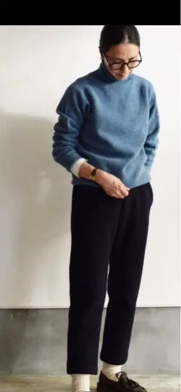 블루 터틀넥 니트 스웨터