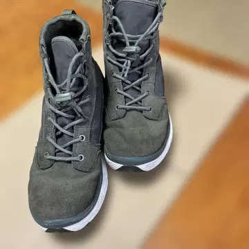 Danner 그레이 스웨이드 부츠