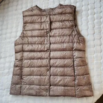 유니클로 다운 베스트 L 사이즈